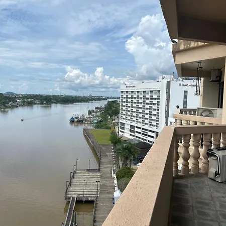 Riverbank Suites Apartment Level 9 Kuching Exterior photo