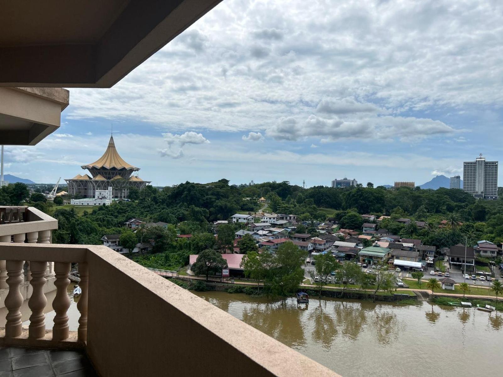 Riverbank Level 9 Apartment