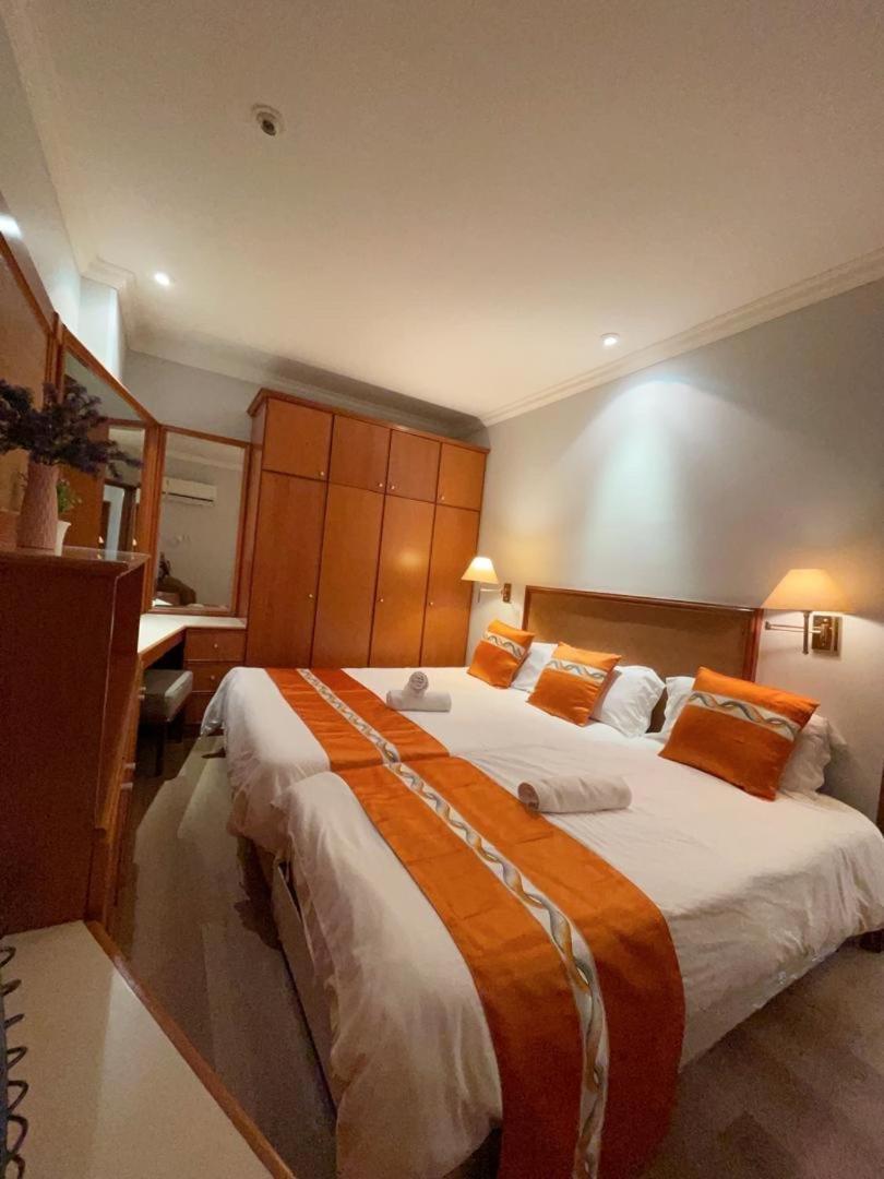 Riverbank Level 9 Apartment *
